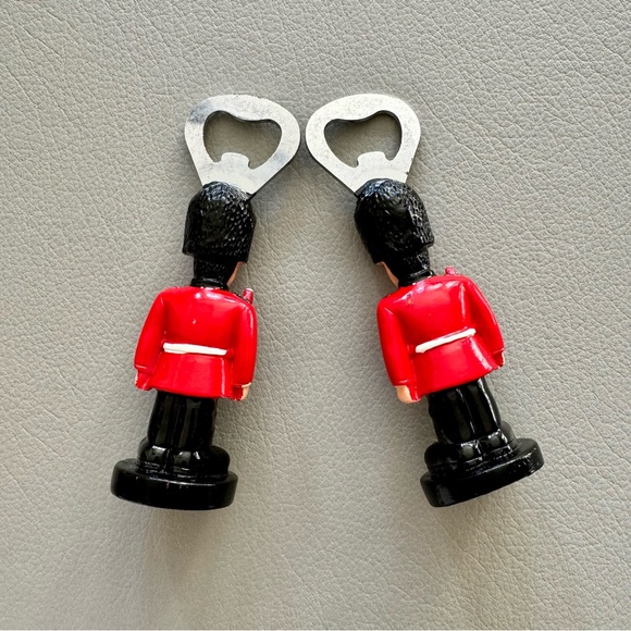 London Gift: British Queens Guard Brown Plush Teddybear & 2 Bottle Openers | NEW - Picture 6 of 6